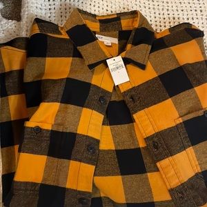 Gap. Men’s long sleeve classic fit, flannel button down. Size Lg men. 🤩